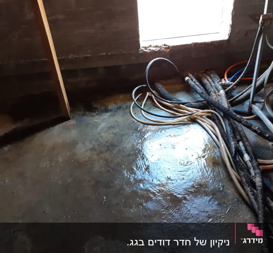 רצפה רטובה עם צינורות וכתמי מים